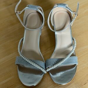 Elegant Silver Women's Sandals with Pearl Detailing